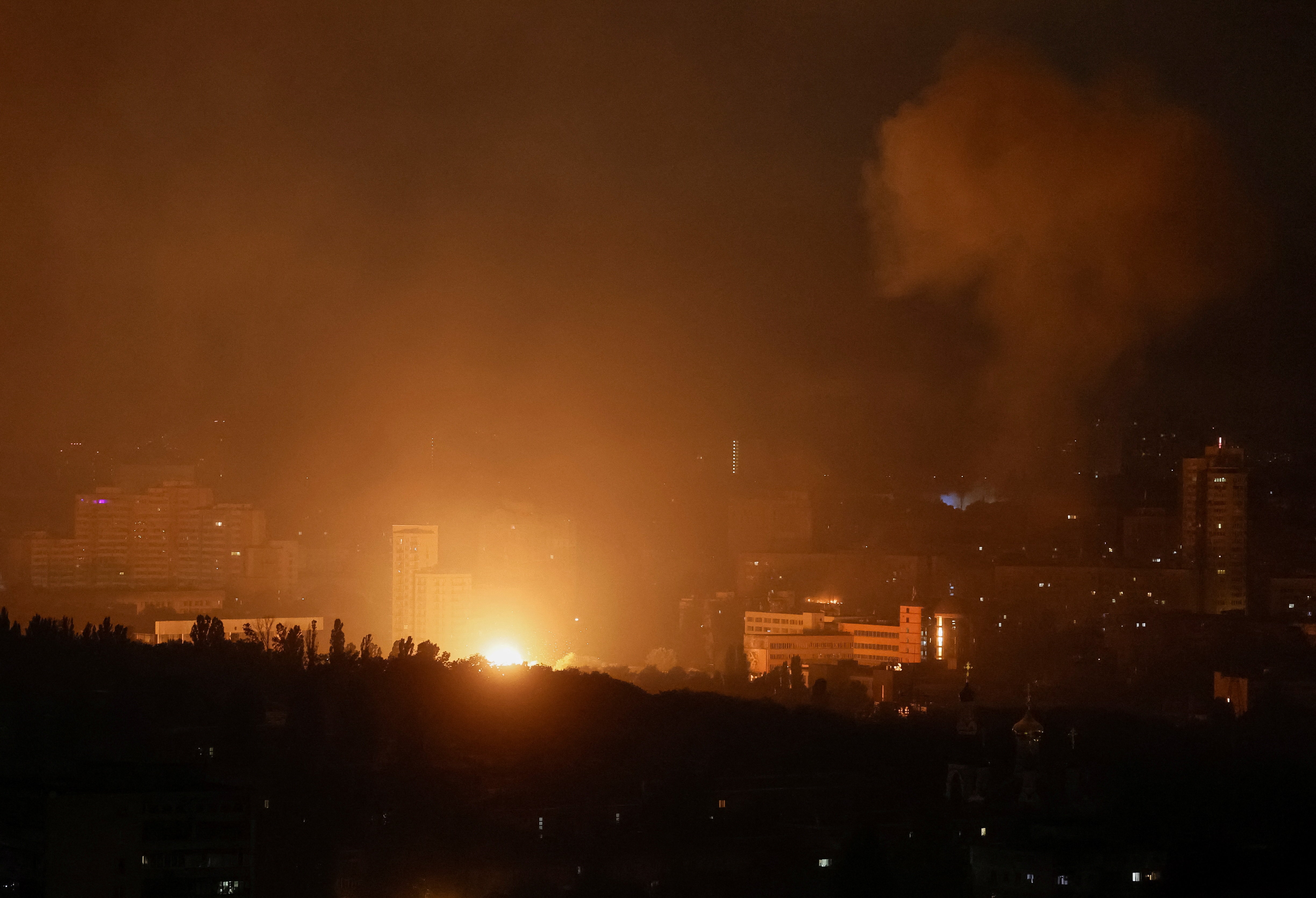 キーウ空爆で6人死亡、6歳男児と母親も　82人負傷