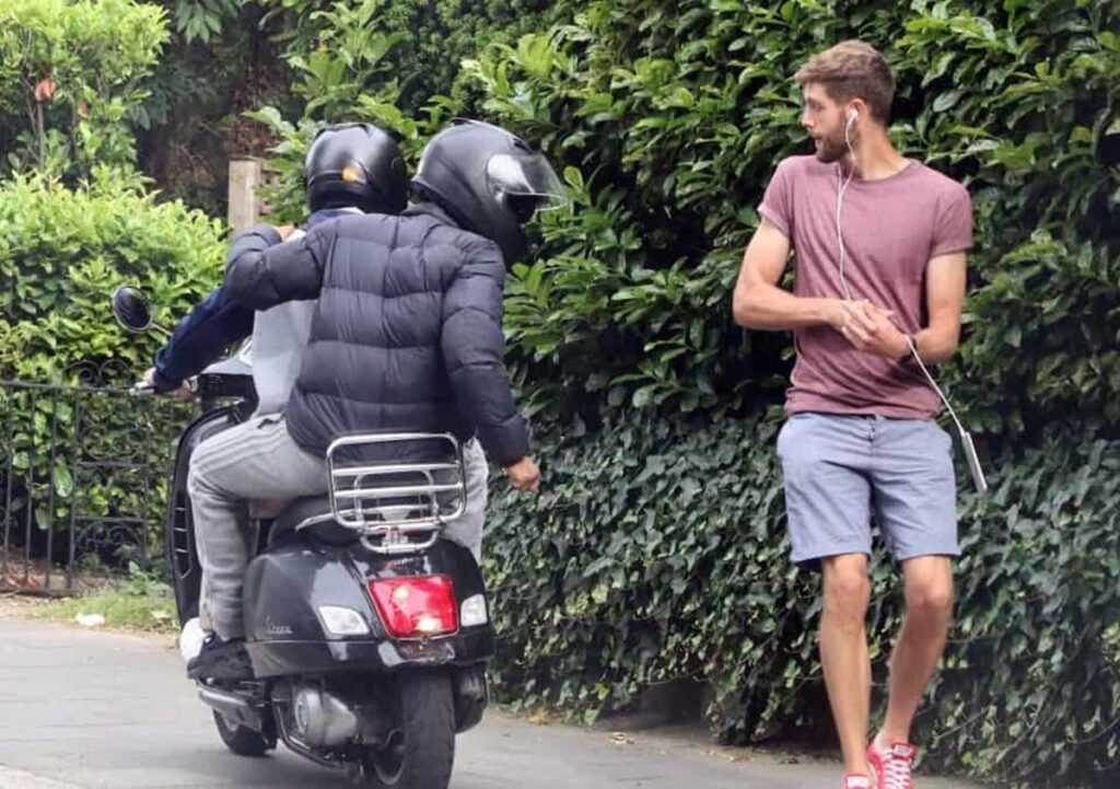 英国新しいルールの下で「反社会的行動」に関与する人々の自転車をつかむ