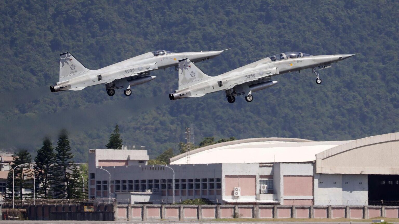 台湾は、中国の侵略に抵抗する準備をしているため、11航空機、7隻の海軍船、1隻の船を検出したと言います。今日のニュース