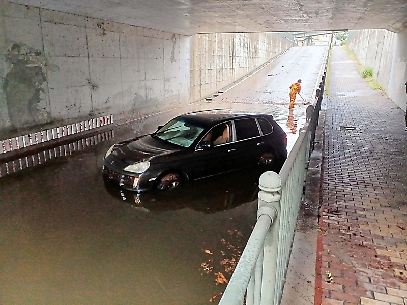 佐久市のアンダーパス、冠水で車が動けず 長野県で大雨の所も、高速道路や鉄道の障害相次ぐ｜信濃毎日新聞デジタル 信州・長野県のニュースサイト - 信濃毎日新聞デジタル