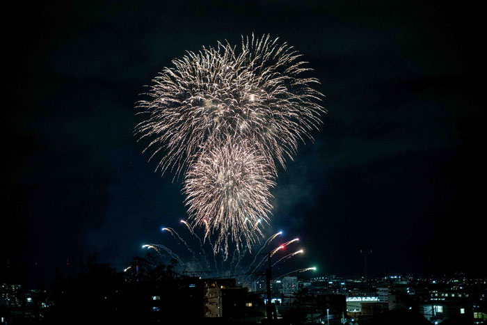 ２０２３年の「大久保駐屯地 夏まつり」の花火の画像