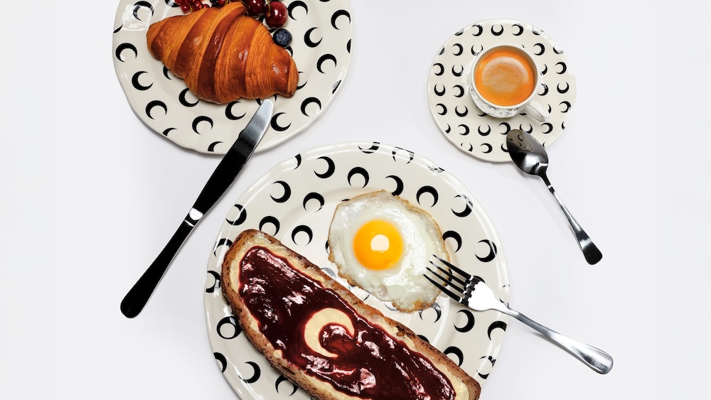 三日月マークで知られるあのファッションブランドが、ライフスタイル領域に進出。第一弾はテーブルウェアです。 | news | HOUYHNHNM（フイナム）