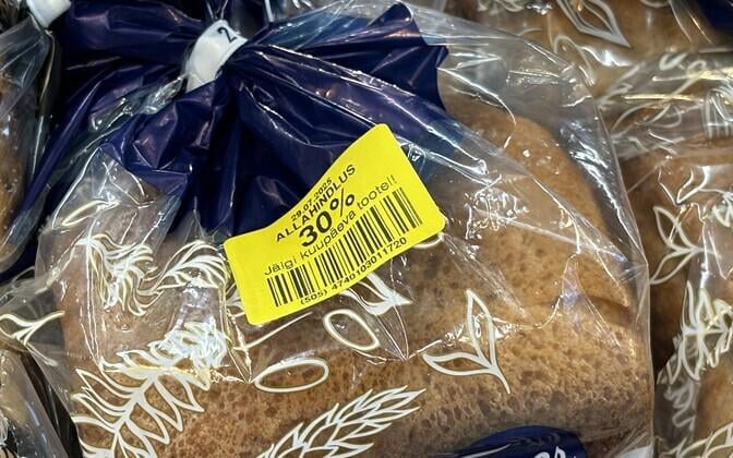 ショップは、割引がますます低い期限切れの食料品を販売しています