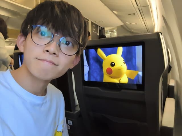 「北海道に来てます！！！！普通にあったけえ！！」松丸亮吾が北海道へ移動！機内では大好きなポケモンも | 話題の投稿 | スポーツブル (スポブル)