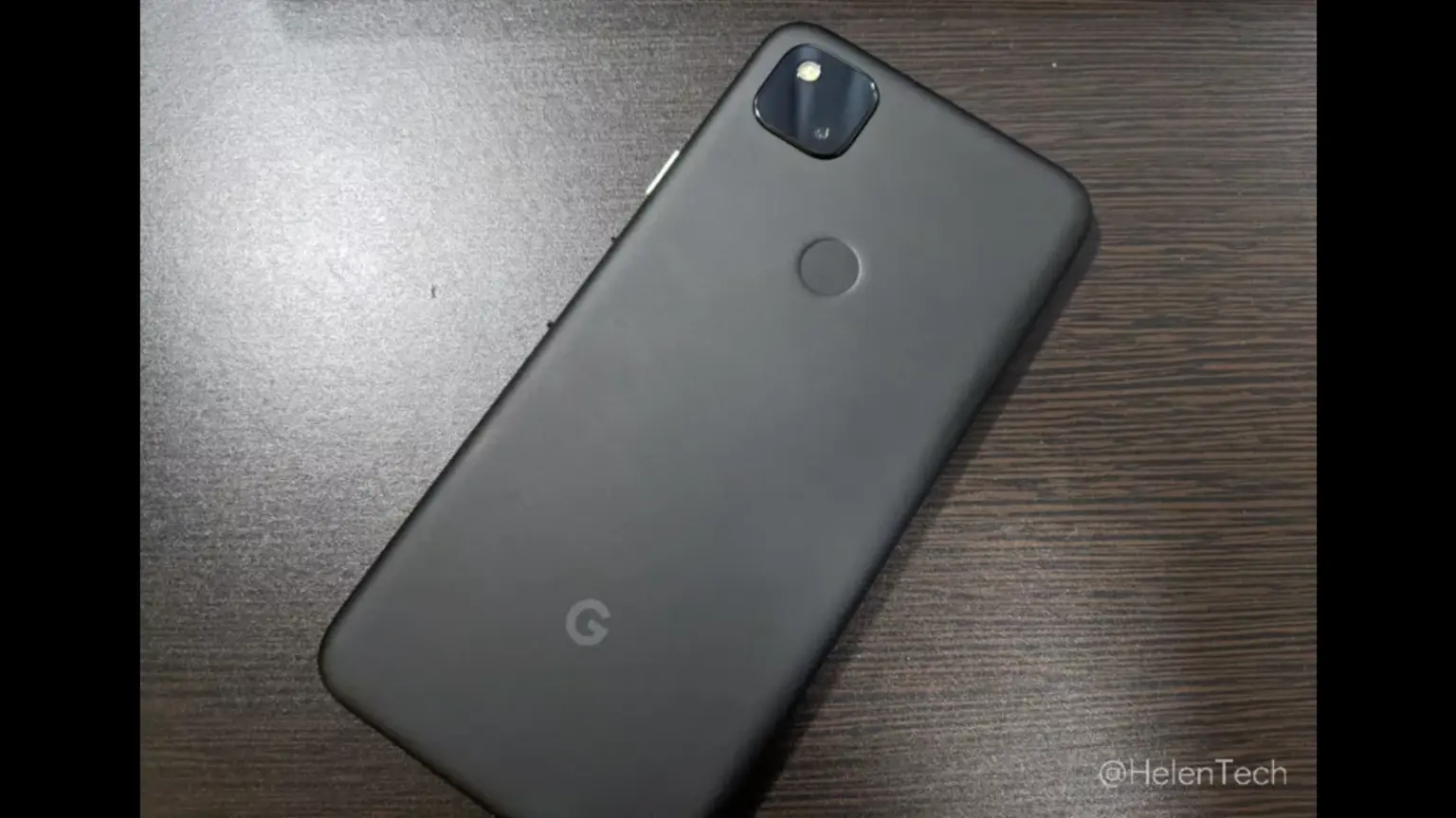 Google、Pixel 4a のバッテリーアップデートを回避していたユーザーに対し強制適用を開始 | HelenTech Google Pixel 4a のリアパネル