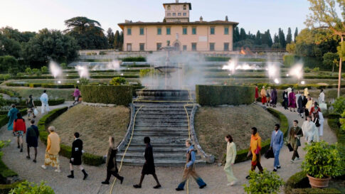 2013年にスタートし、12年目を迎えたHOMME PLISSÉ ISSEY MIYAKE。これまでコレクションの発表を重ねたパリを後にし、2025年からは心機一転、世界各地でものづくりの成果の発表を行うことを決めた。記念すべき第一回目としてイタリア・フィレンツェにて行われるメンズウェアの祭典「Pitti Immagine Uomo」で2026年春夏コレクション「Amind Impasto of Horizons ―積み重なる地平―」を披露した。