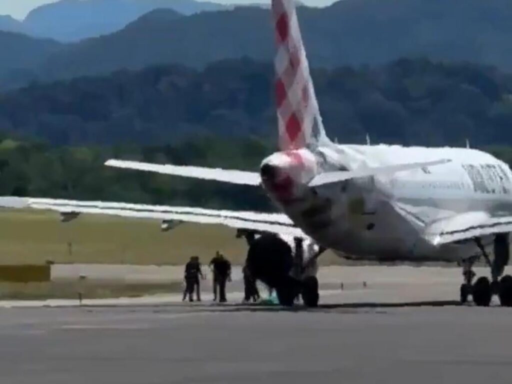 ベルガモ空港、トラックに入り、飛行機のエンジンで吸い込まれたダイ：1時間以上吊り下げられたフライト