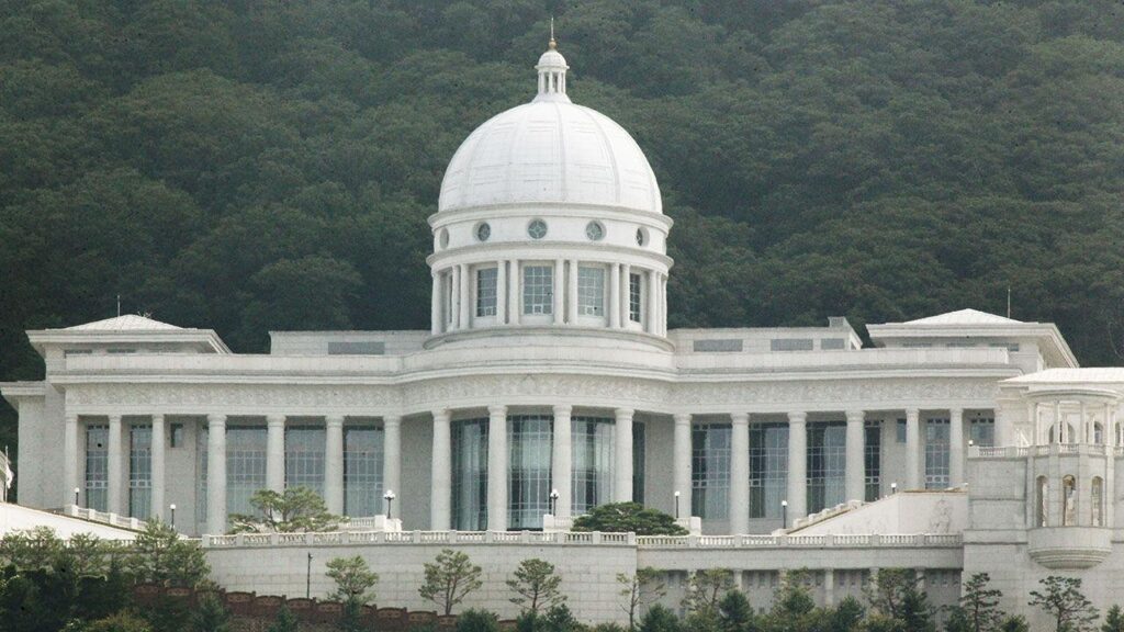 統一教会総本山の家宅捜査でウォン、円、ドルの札束が発見 信者の献金額は日本は韓国の約１６倍【１０数か所が家宅捜査の対象】