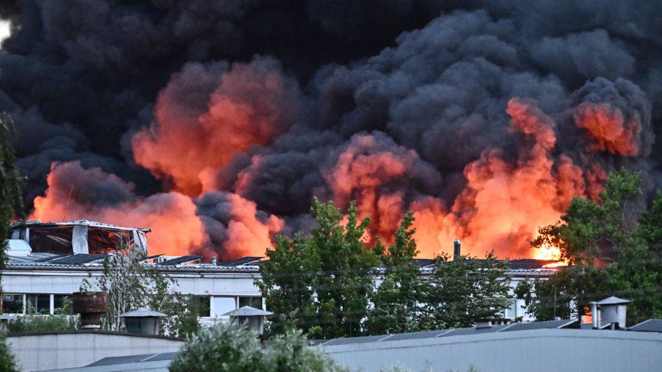 消防士はワルシャワの近くで大きな炎と戦います