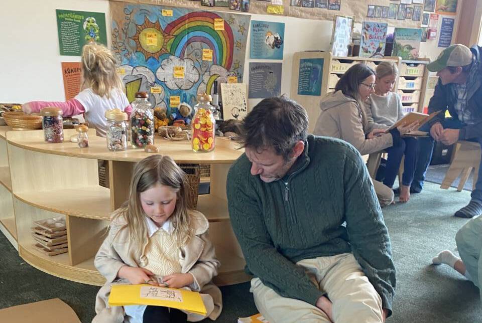生徒と本を読む校長｜Image via Green School NZ