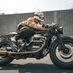 これがGL700？ 走行写真カメラマンが作った縦置きVツインのカフェレーサー！