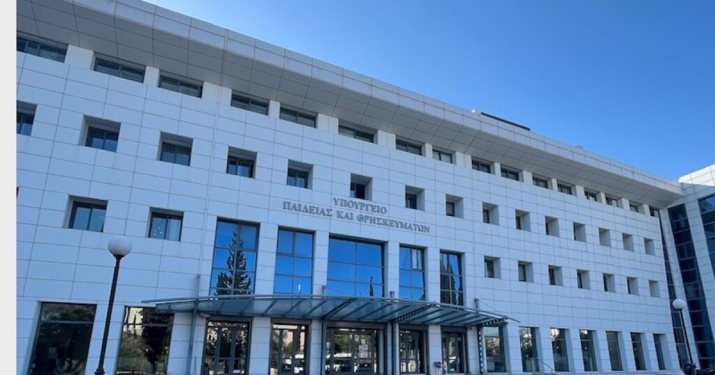 教育省は、Intifadaで言及された教科書のテキストから削除され、「子供は異なる」というタイトルの人工知能の適用によって作成された別のテキストに置き換えました。