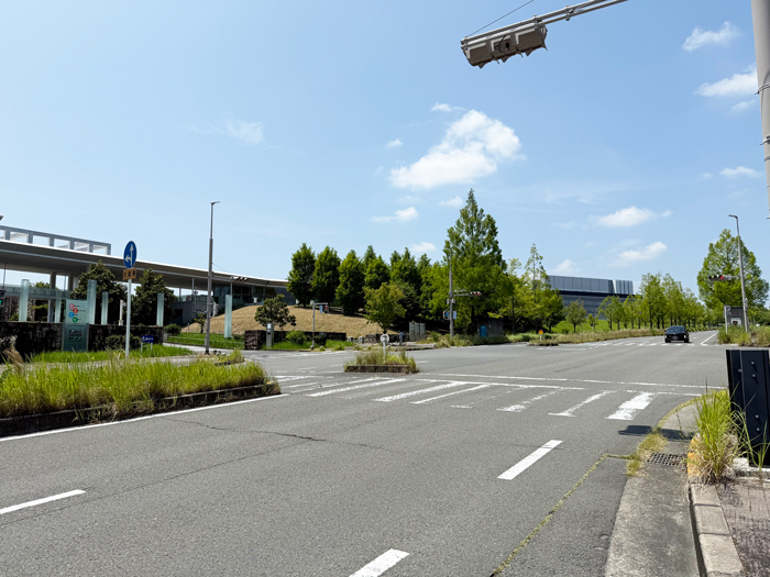 「ドラッグストア コスモス 精華台店」前の通り（西向き）の画像