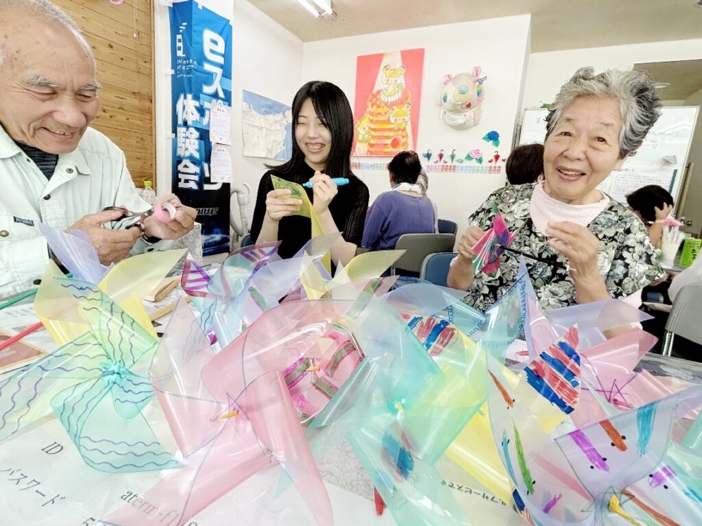 【わが町 佐賀関】ふれあいカフェ　夜市彩る風車、準備進む - 大分のニュースなら 大分合同新聞プレミアムオンライン Gate