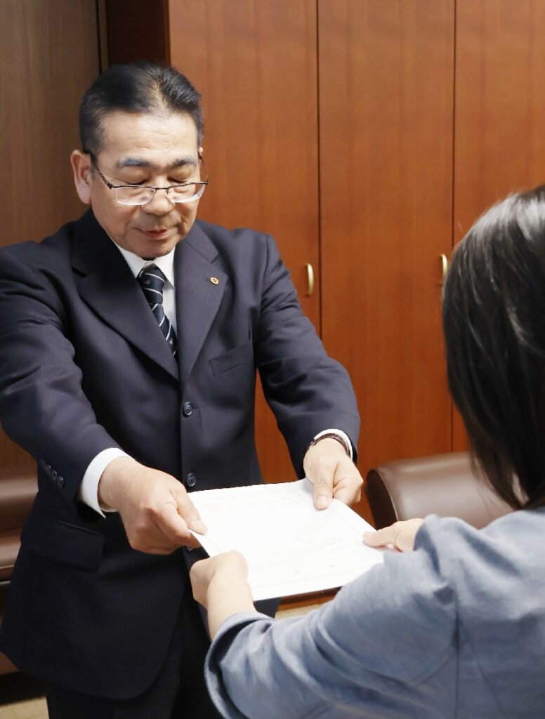 佐伯市教育委員の辞令交付式 - 大分のニュースなら 大分合同新聞プレミアムオンライン Gate