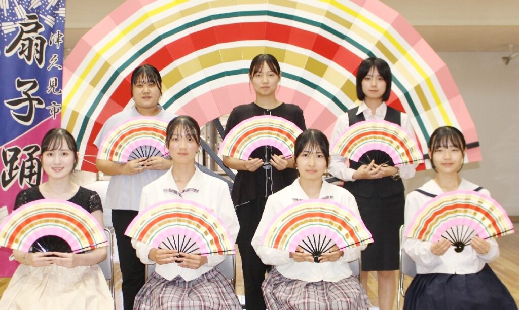 津久見市で扇子踊り娘の認定式　新たに７人加わり総勢17人に - 大分のニュースなら 大分合同新聞プレミアムオンライン Gate