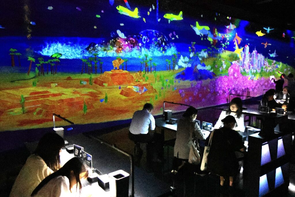 【大分県立美術館 チームラボ展】スケッチ環世界　描いた絵、世界に飛び立つ - 大分のニュースなら 大分合同新聞プレミアムオンライン Gate