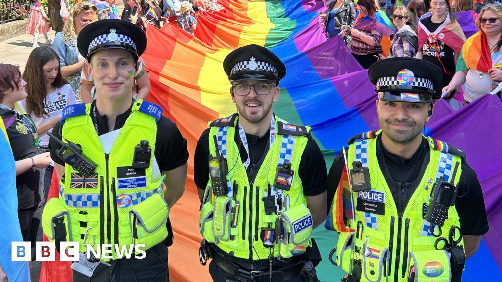 プライドイベントへの参加を禁止された制服を着た警察