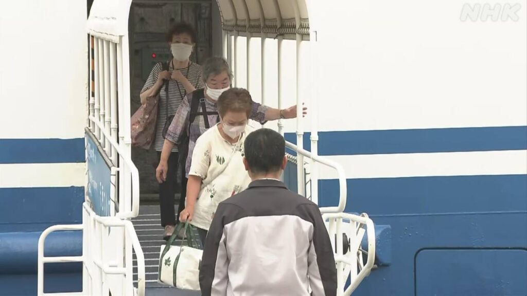 鹿児島 十島村の悪石島から島外避難の13人 鹿児島市に到着 | NHK - nhk.or.jp