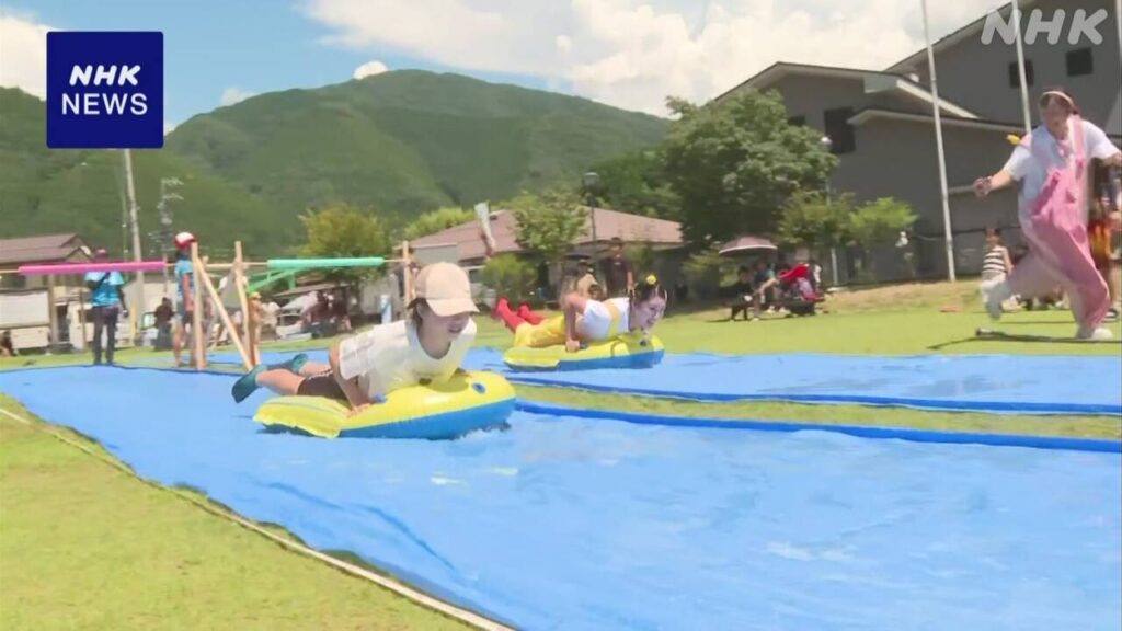 腹すべり世界選手権 水をまいたシート上で距離競う 岐阜 下呂 | NHK