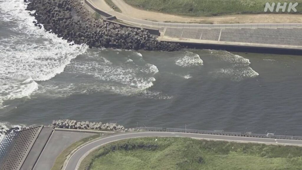 千葉 九十九里浜 上空からの映像 白波が川を遡上 | NHK