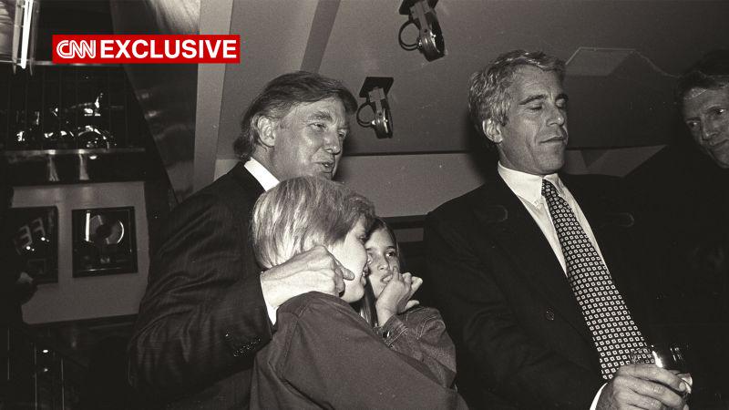新しく発見された写真は、ジェフリーエプスタインが1993年にトランプの結婚式に出席したことを示しています