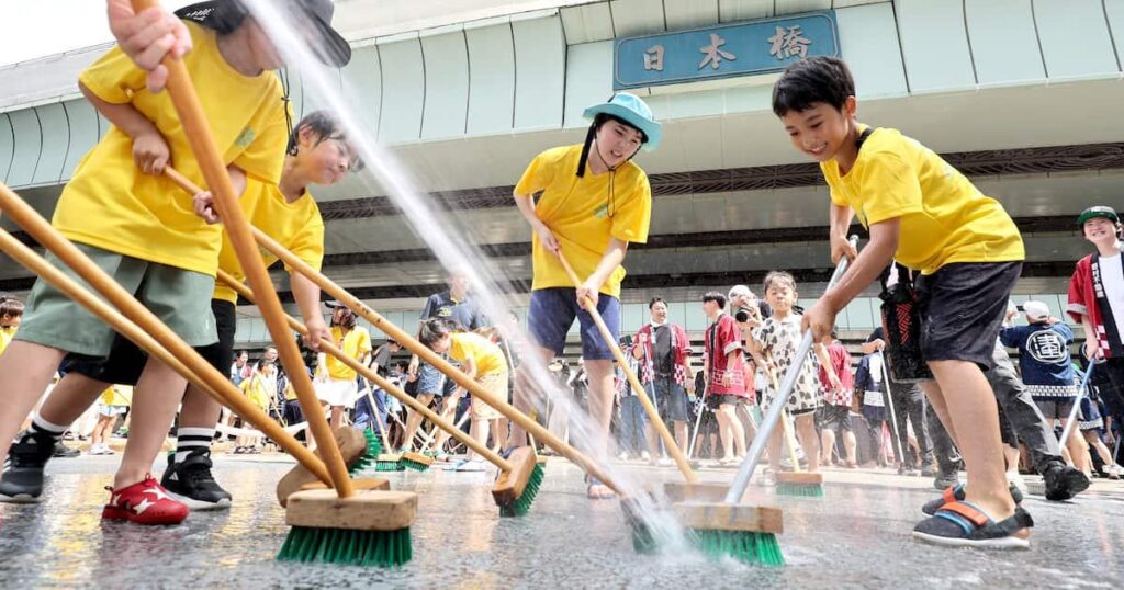 日本橋をピカピカにせよ 「日本橋橋洗い」に1800人が参加、デッキブラシでゴシゴシ