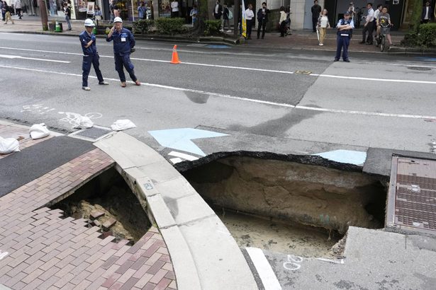 福岡繁華街　道路が陥没