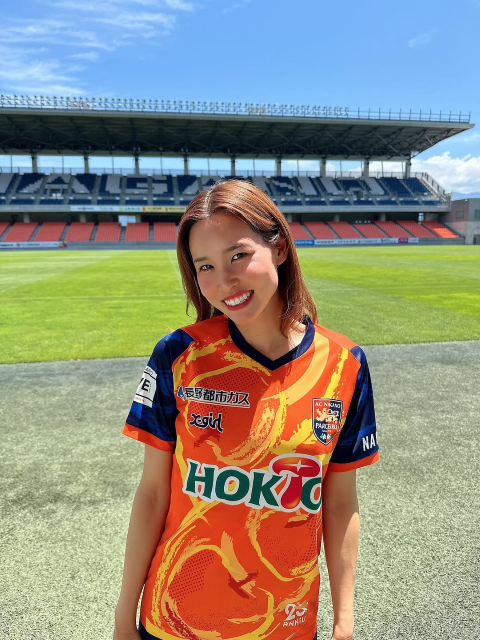 怒涛の激カワショット12連発！美女ミッドフィルダー、甲乙つけがたいユニ姿で「どの写真が好みですか？」 | 話題の投稿 | スポーツブル (スポブル)