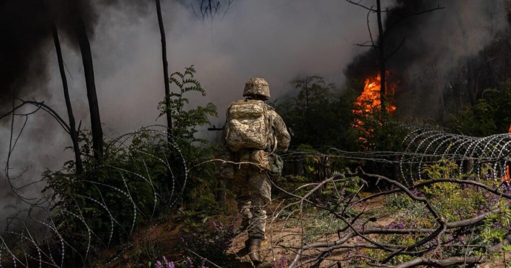 「彼らは旗を植え、ビデオを撮って...そして排除されます：」ポクロフスクのロシア軍に関する報告