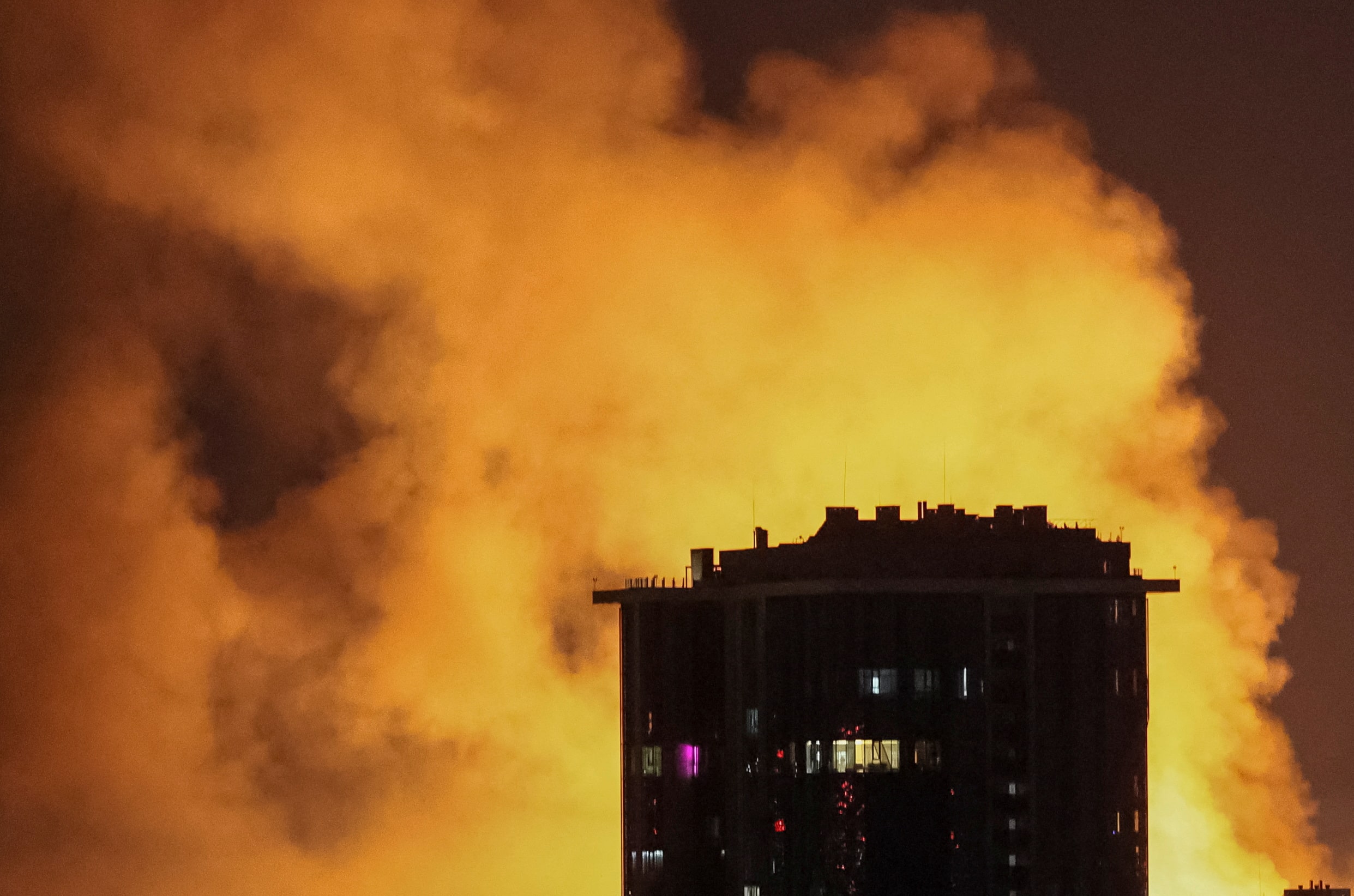 キーウに夜通しドローン攻撃、14人負傷　鉄道インフラなど被害