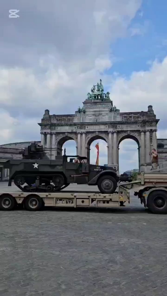 私たちの歴史的な車両の最初（M16のハーフトラックは正確には）がブリュッセルに到着しました！