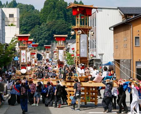 巨大灯籠キリコ担ぎ、住民熱狂 石川・能登「あばれ祭」始まる - 秋田魁新報電子版