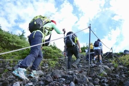 富士山、静岡県側も山開き　入山料４千円徴収、時間規制 - 琉球新報デジタル