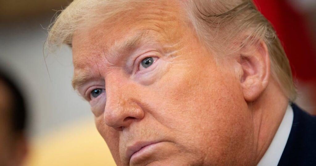 エプスタインストームが死ぬことを拒否するにつれて、レイジモードでトランプ