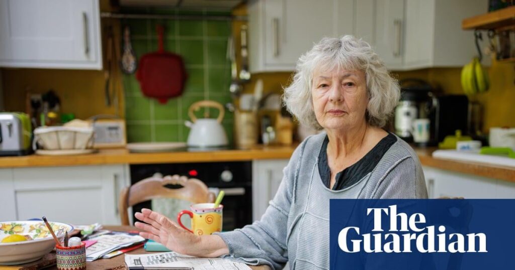 英国の警察は、80歳の親パレスチン抗議者をほぼ27時間保持し、捜索家