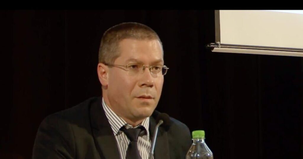 憲法裁判所のNicușor Dan裁判官によって命名されたDacian Cosmin Dargoș。 Cluj教授はRoşiaMontan筒のファイルでルーマニアを代表しました