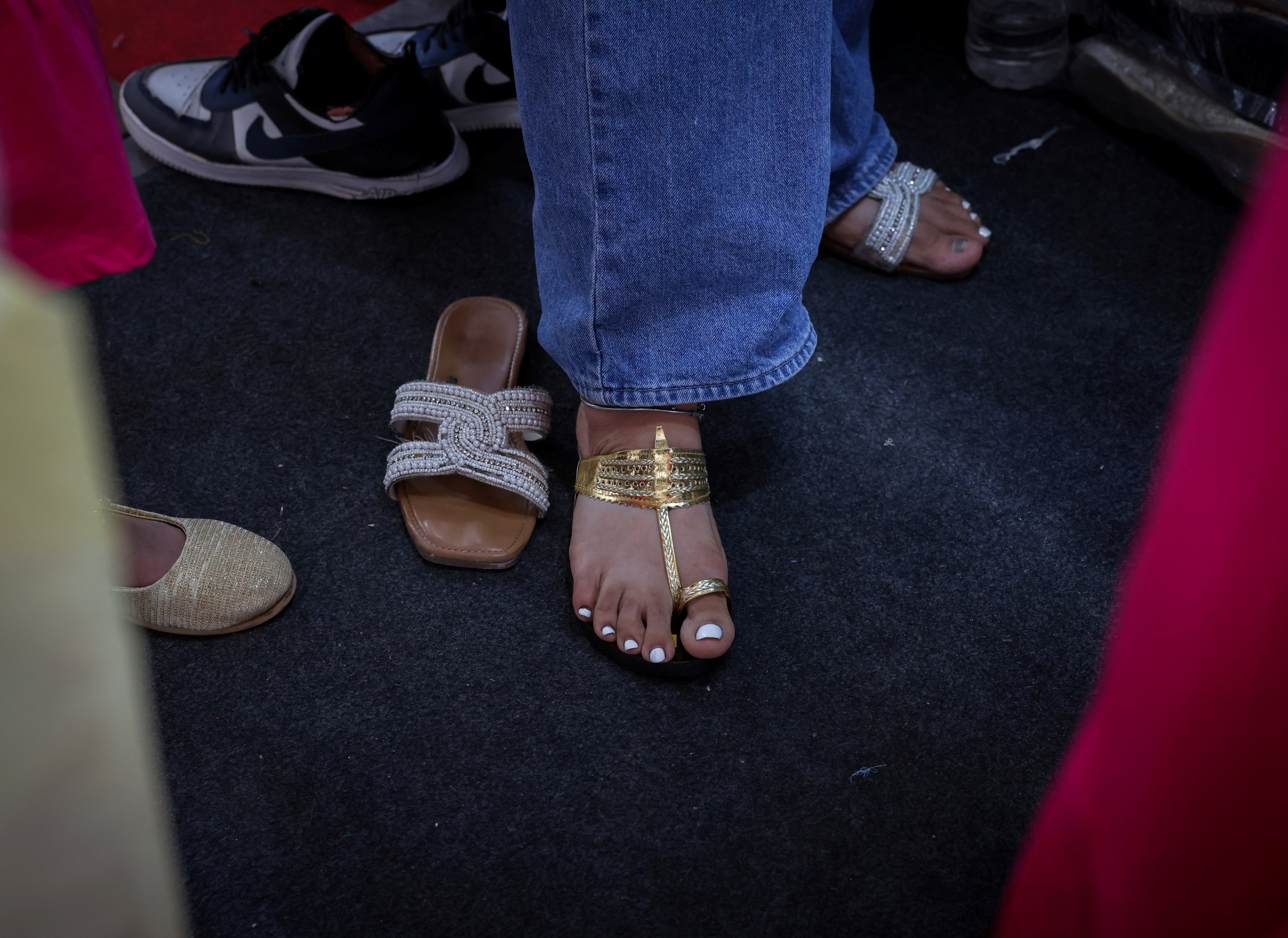 アングル:プラダ「炎上」が商機に、インドの伝統的サンダルに脚光