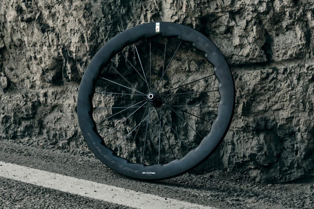 フルクラム SHARQ 57　リムハイトを増したウェイブリムのオールロードホイール - 新製品情報2025