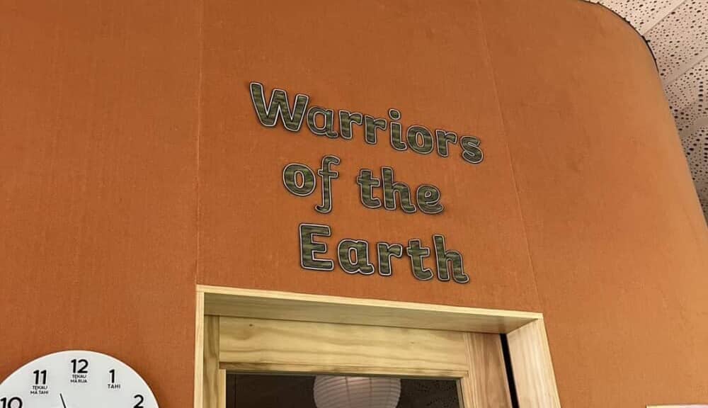 教室内の掲示「Warriors of the Earth」｜Photo by Shiho