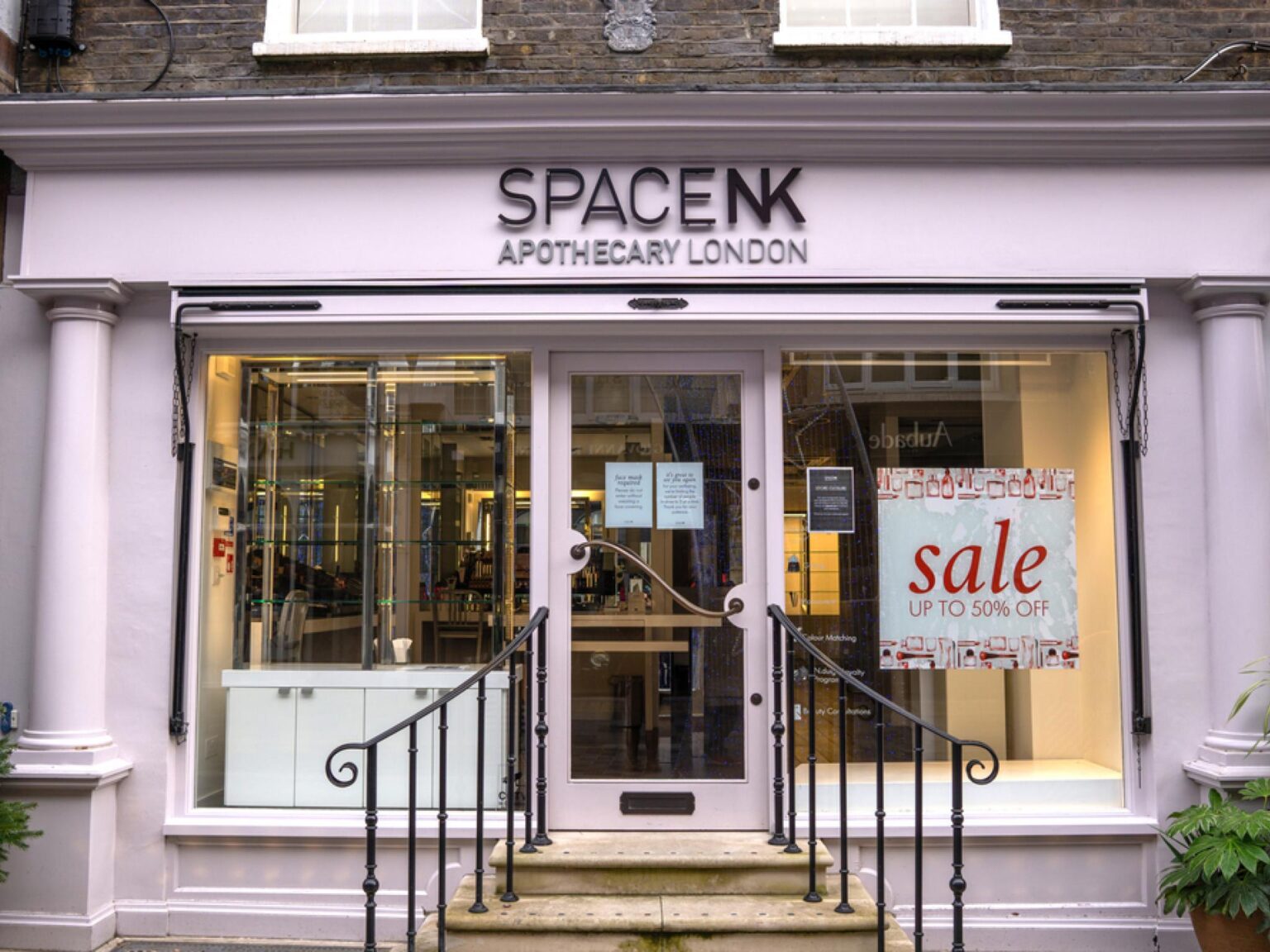 ウルタビューティが海外展開を拡大し、イギリスのスペースNKをエンパイアに加える - Benzinga Japan