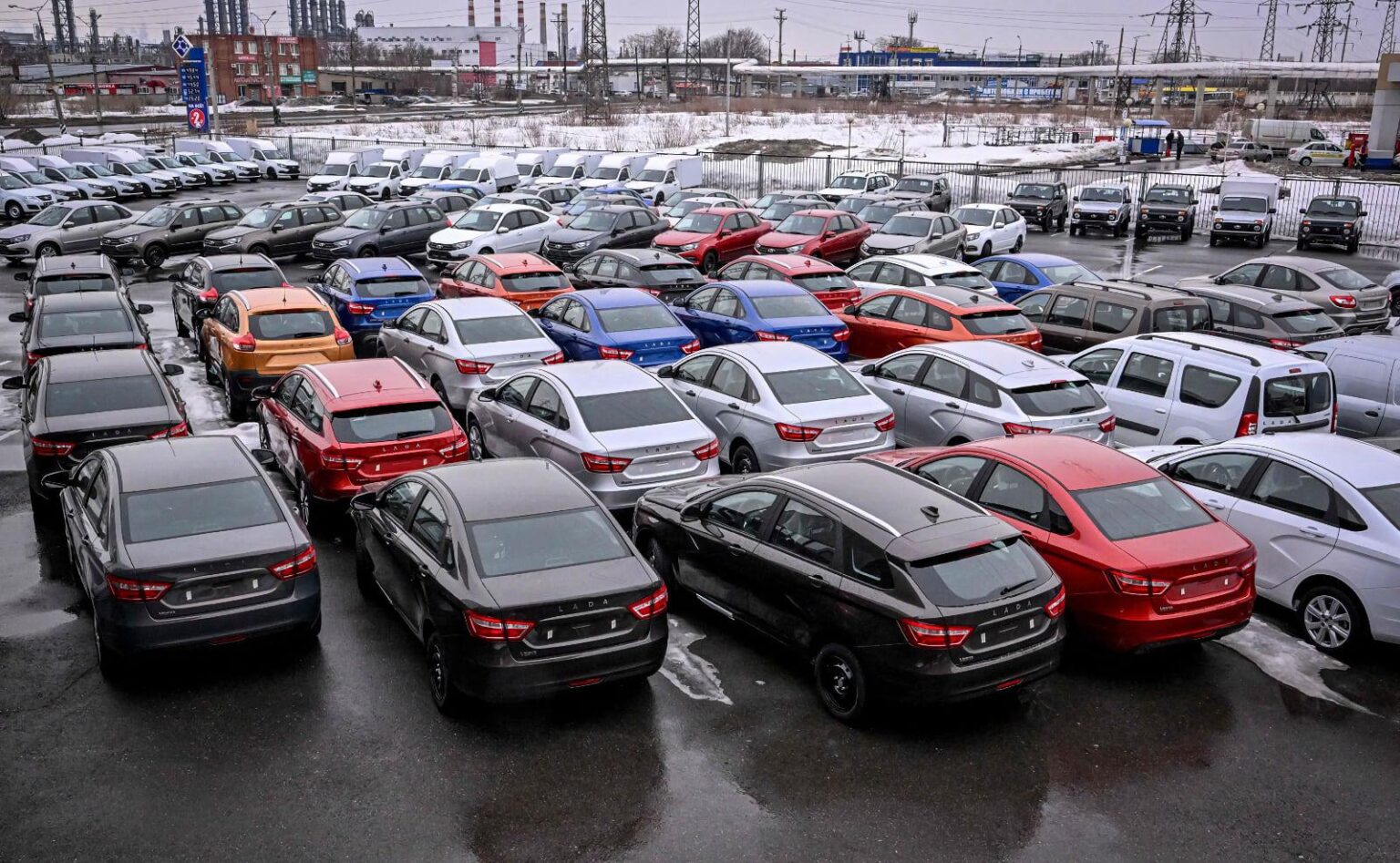 ロシアの自動車産業は、緊急の支援なしに40％の崩壊に直面しています