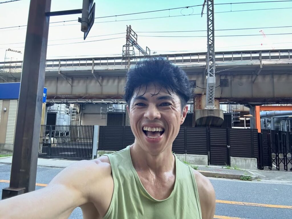 小島よしおがセミの声に励まされながら朝ラン！ | 話題の投稿 | スポーツブル (スポブル)