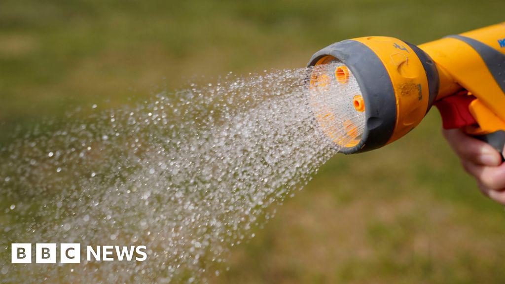 Hosepipeユーザーに999に電話しないでください、警察は言う-BBCニュース