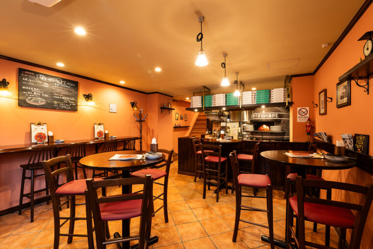 1階はひとり飲みも気軽に楽しめる