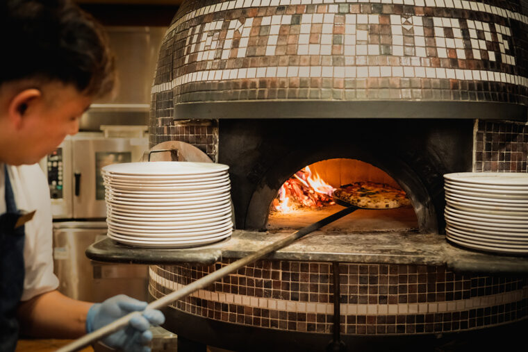 薪釜は本場イタリア・ナポリ製