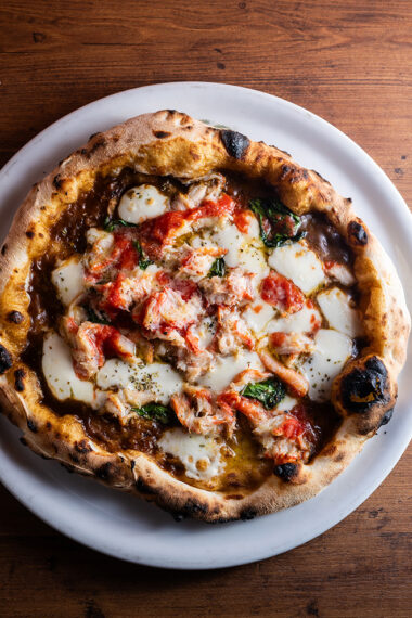 地場食材を使った季節のピッツァを提供。冬季は佐渡産ズワイガニのうまみが凝縮したピッツァ