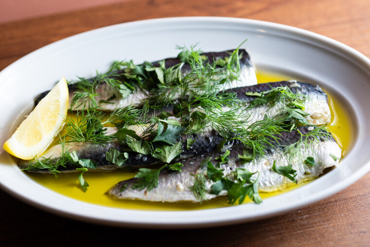 県産イワシをレアで仕上げたオイルサーディーンは人気メニューのひとつ