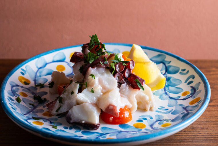 鮮やかな色彩の皿に盛り付けられたポルポ