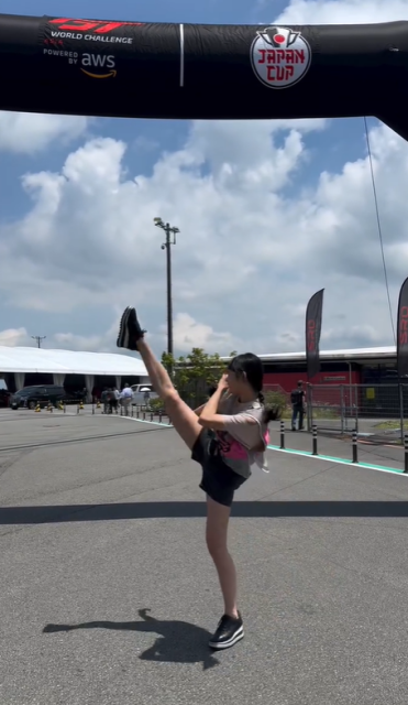 元レースクイーン"9頭身"美女モデル、サーキットで見せたショーパン美脚うなるハイキックムービーにファンの視線釘付け！ | 話題の投稿 | スポーツブル (スポブル)